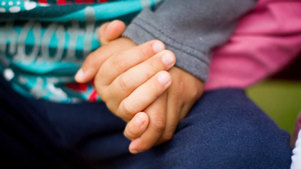 Crianças de 1 e 8 anos são encontradas sozinhas dentro de residência e com fome