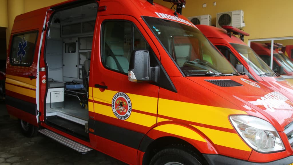 Dupla fica gravemente ferida após cair de ribanceira de 30 metros
