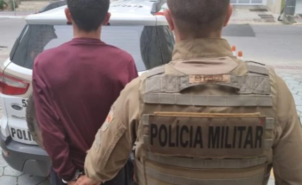 Homem furta whisky em Canelinha e deixa garrafa cair na fuga