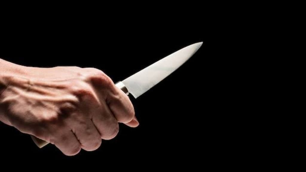 Mulher é morta a facadas na frente dos filhos pelo companheiro