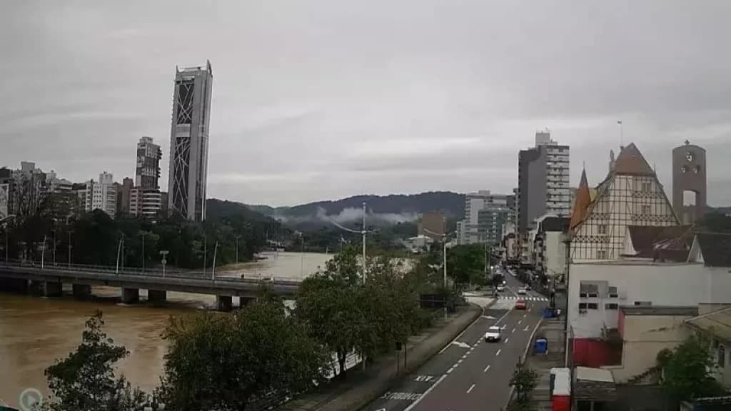 Após pico maior que 10 metros, rio Itajaí-Açu volta a apresentar queda