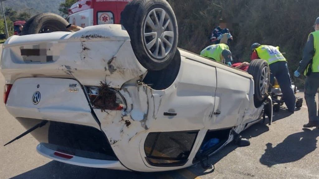 Mulher capota carro ao tentar matar aranha