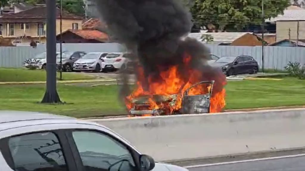Carro explode e pega fogo em frente ao Centro Administrativo do Governo de SC