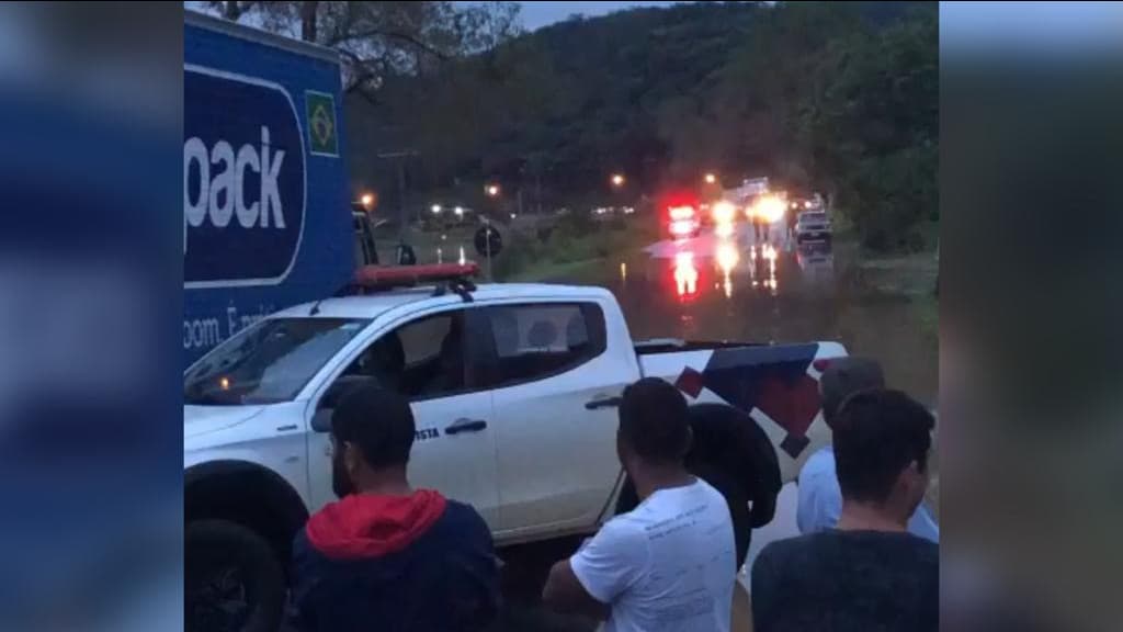 URGENTE: Rodovia SC-410 é interditada com água na pista