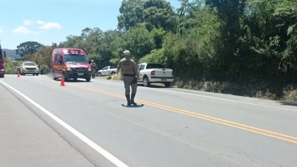 Jovem morre após colisão entre moto e caminhão na SC-418