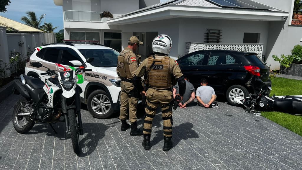 Foragido da Justiça e comparsa são presos após furto de veículo em praia de SC
