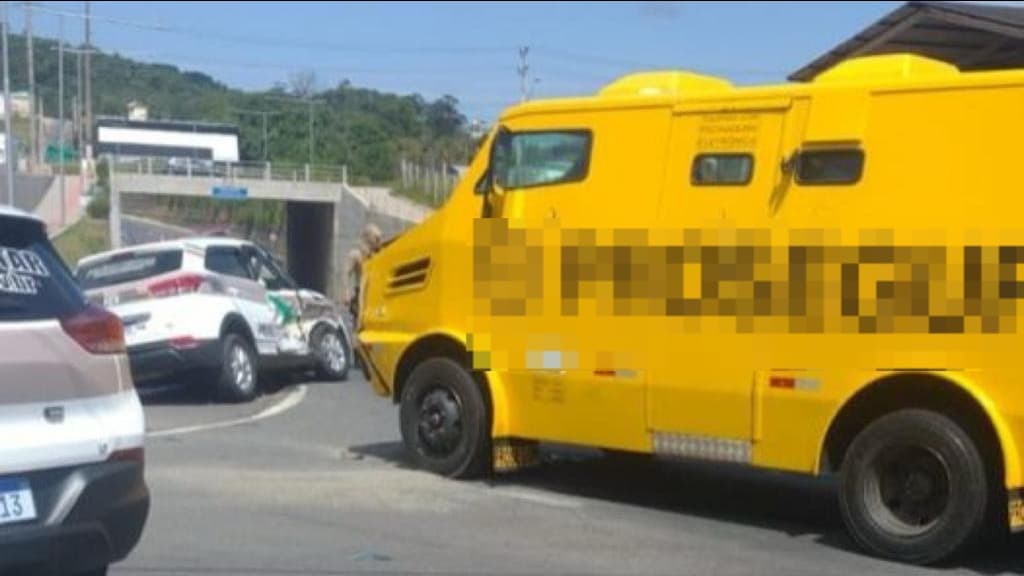 Policiais militares ficam feridos após colisão com carro-forte