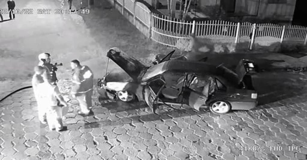 Carro rebaixado pega fogo após motorista travar em lombada