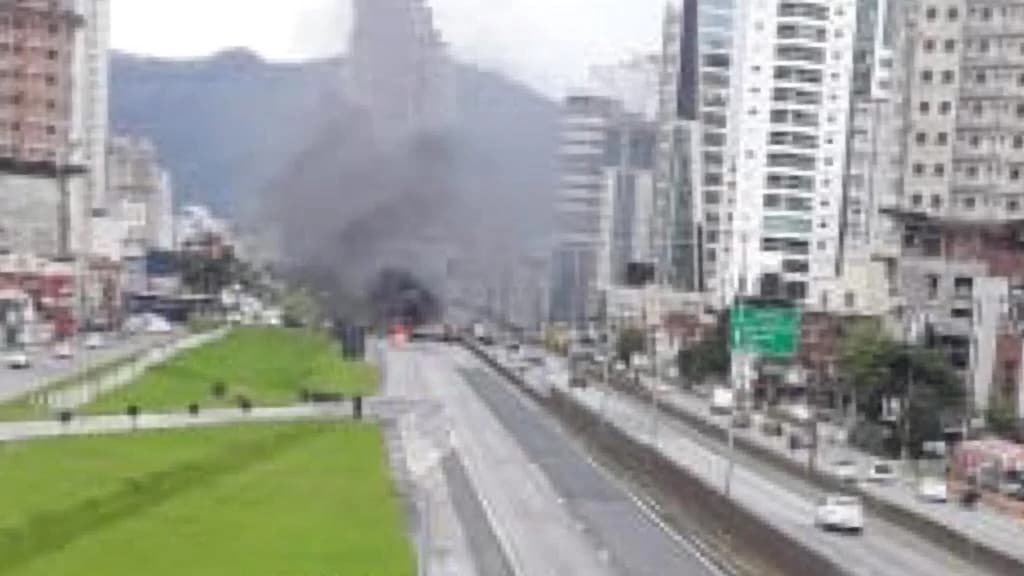 Manifestantes bloqueiam totalmente BR-101 em Itapema