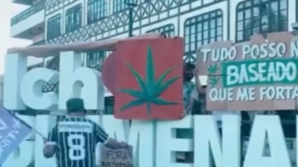“Blumenau nazista”, “luta de todes”: Marcha da Maconha desafia autoridades em SC