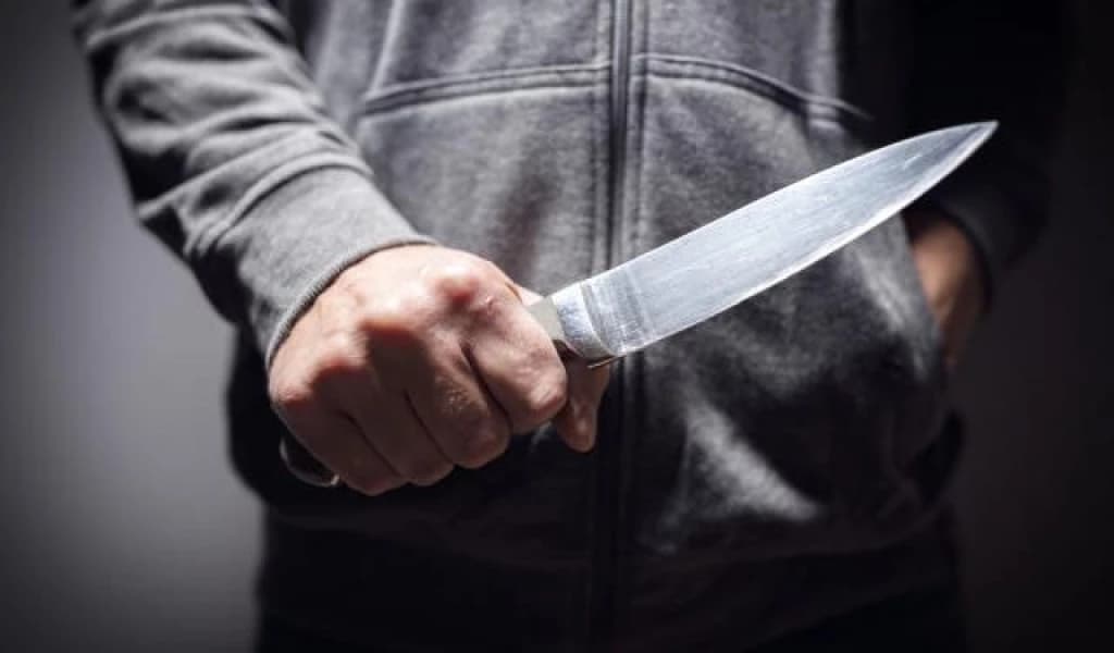 Homem esfaqueia duas pessoas em um bar