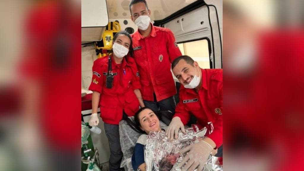 Bebê nasce dentro de ambulância a caminho do hospital