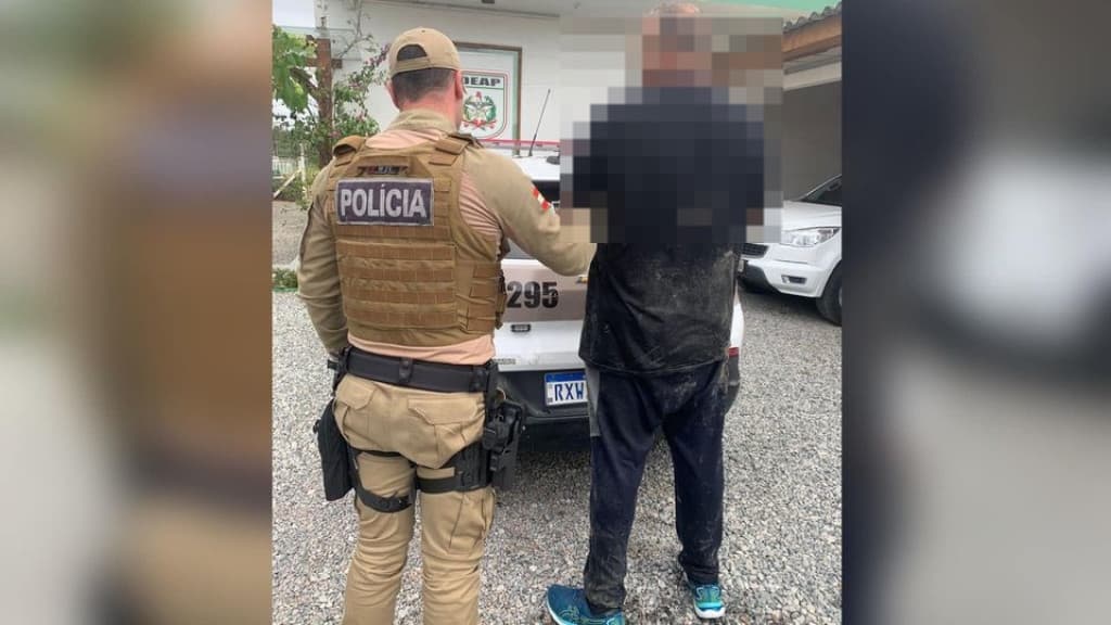 Foragido da justiça tenta fuga pelo mar, mas é preso pela PM em Itapema