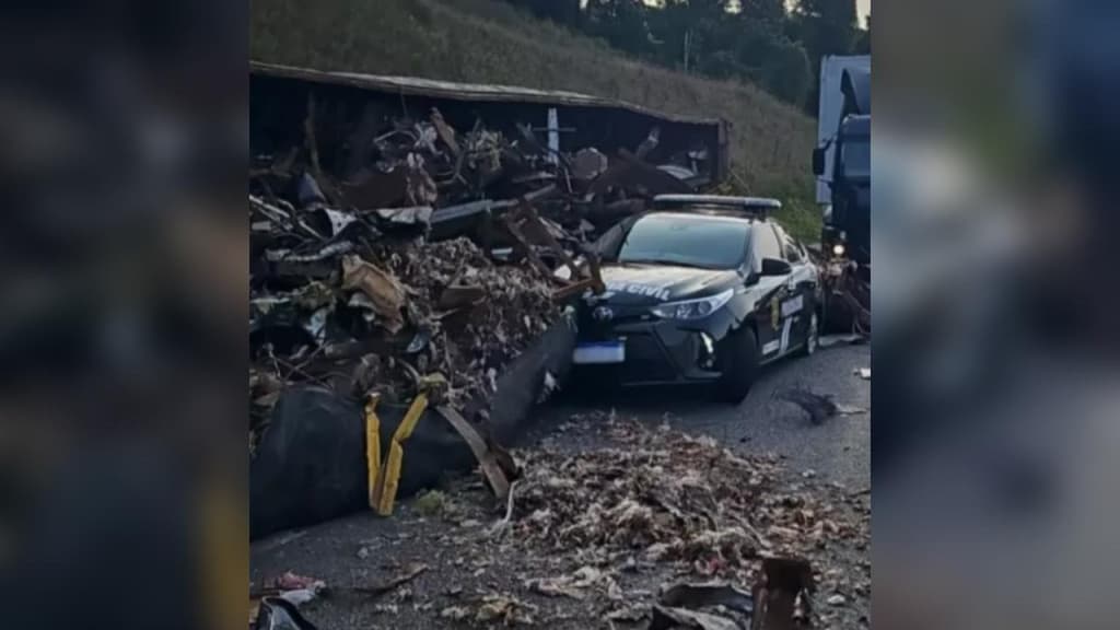 Viatura da Polícia Civil é esmagada por caminhão carregado de sucata na BR-101