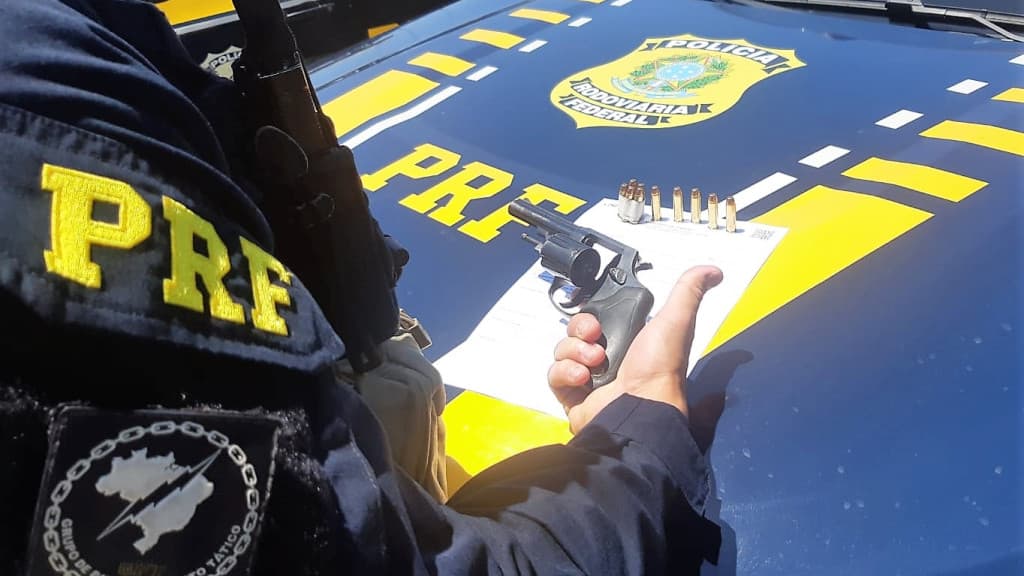 Foragido com arma furtada é preso pela PRF na BR-101, em Itapema