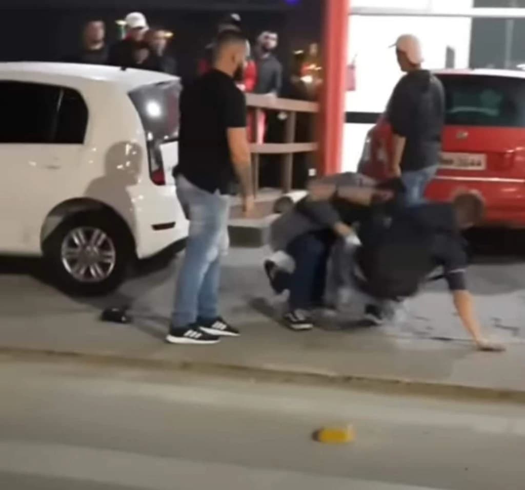 Ciúmes causa briga ao ar livre em Porto Belo