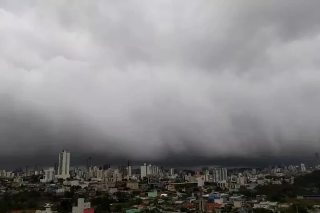 Tempestade, raios, granizo e ventos fortes marcam esta semana em SC