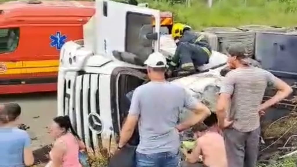 Acidente na SC-110 deixa duas pessoas presas às ferragens