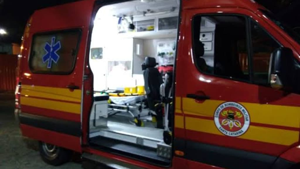 Homem não dá dinheiro a colegas de república e acaba apanhando a pauladas em Porto Belo