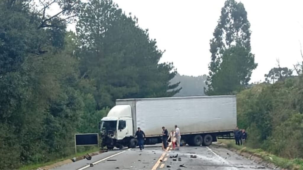 Condutor morre em grave acidente envolvendo carro e caminhão na BR-280