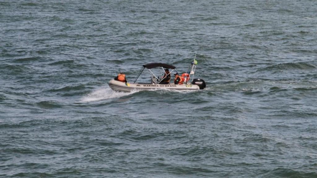Barco com 12 pessoas naufraga em SC após passagem de ciclone