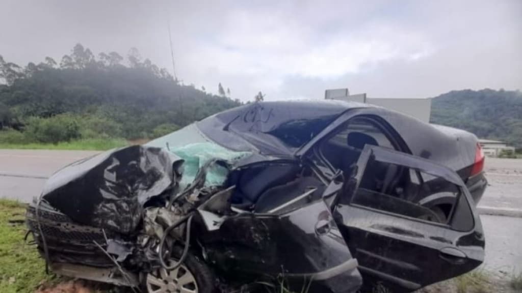 Motorista morre após colidir frontalmente com ônibus em Brusque