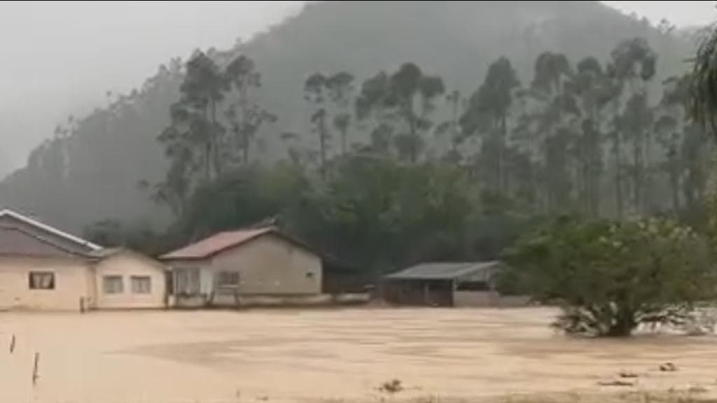 Chuvas causa alagamentos e interrompem aulas em Major Gercino