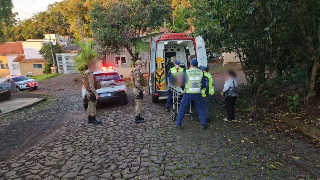 Briga de família termina com filho esfaqueado no peito pelo próprio pai