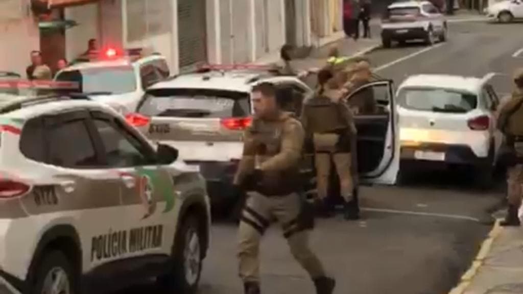 Assaltantes de joalheria são capturados após roubar quase meio milhão em joias em SC