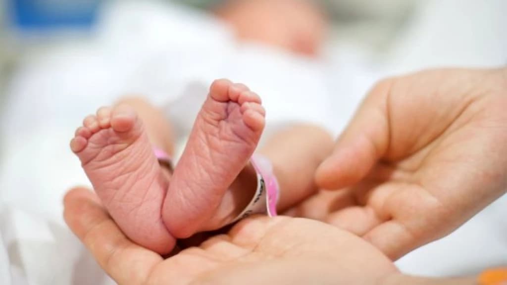 Bebê de 2 meses morre após se engasgar com leite materno