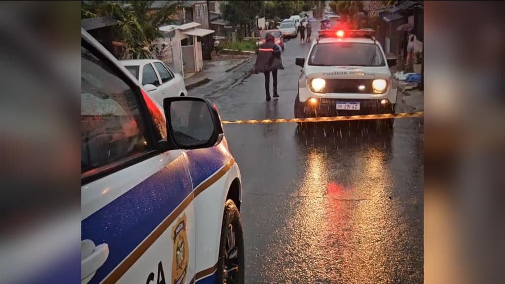 Jovem é morto a tiros enquanto caminhava em rua