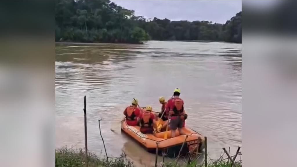 Buscas por pai e filho no Rio Itajaí-Açu retornam na segunda-feira