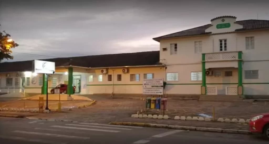 Mulher é agredida com copo pelo marido e vai parar no hospital