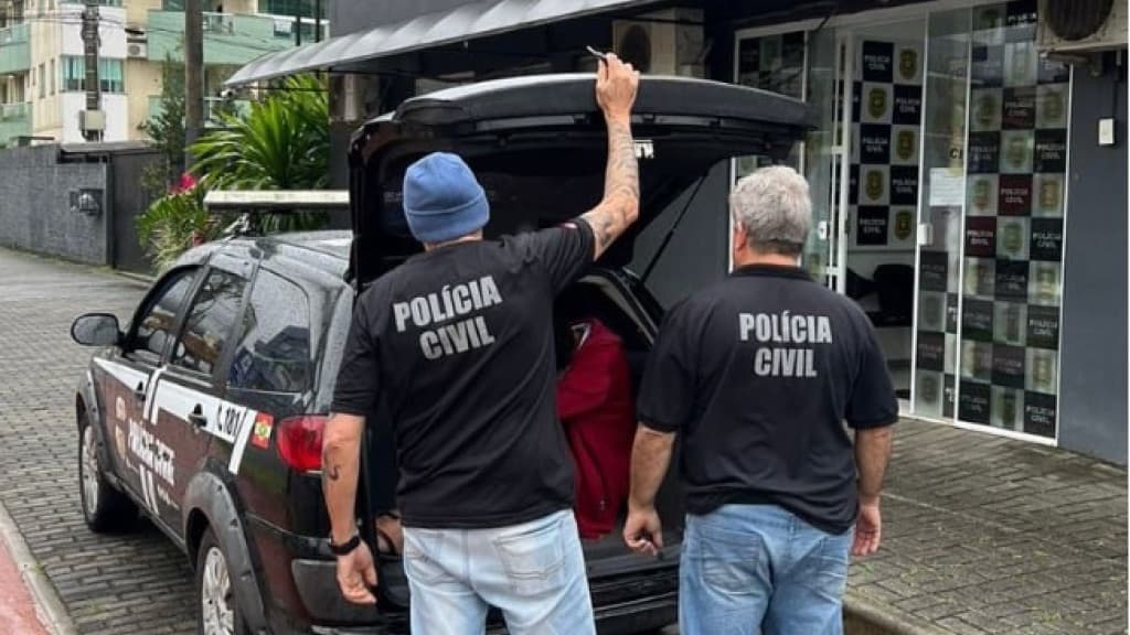 Homem que tentou matar esposa a facadas é preso em Bombinhas