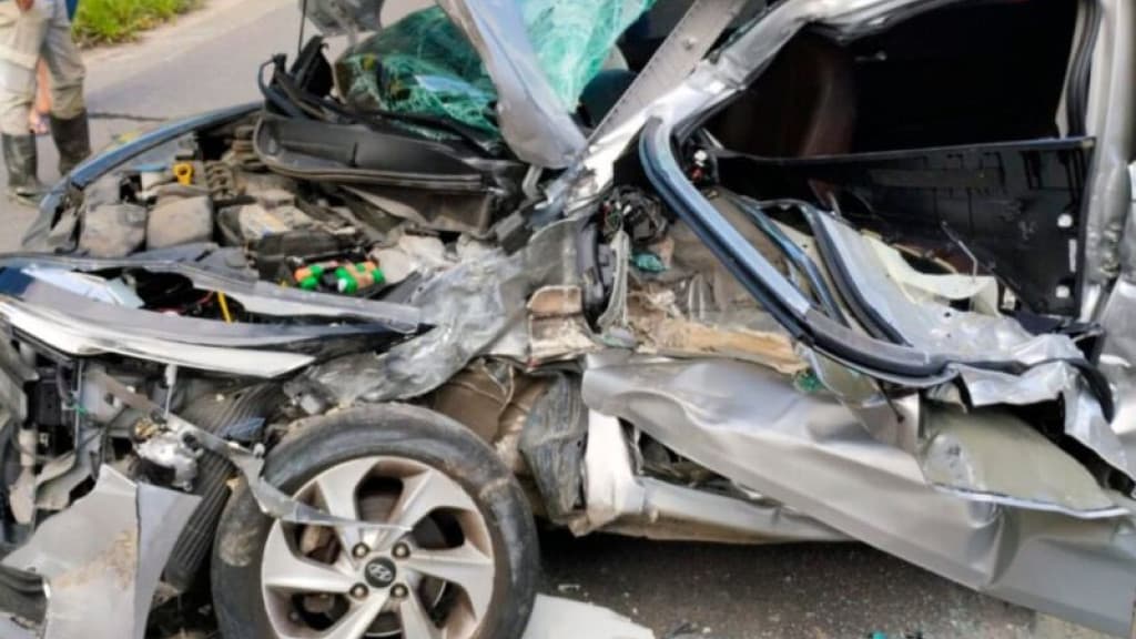 Mulher fica presa às ferragens após colisão entre carro e caminhão na SC-414, em Navegantes