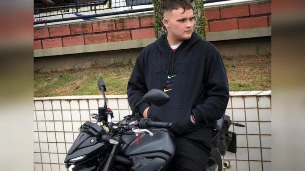Identificado jovem que morreu após bater moto em muro