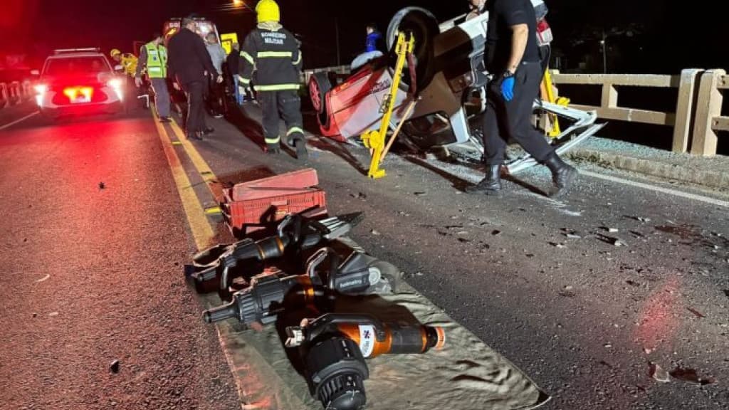 Carro capota após colidir com outro veículo na SC-410, em Canelinha