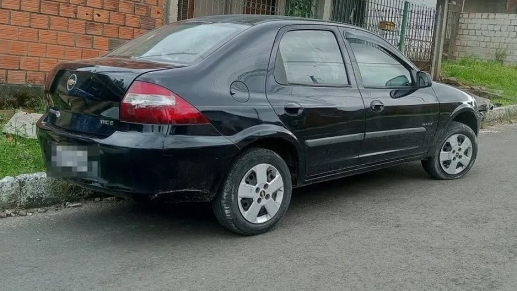 Menino de 8 anos é flagrado dirigindo carro da mãe para ir à escola