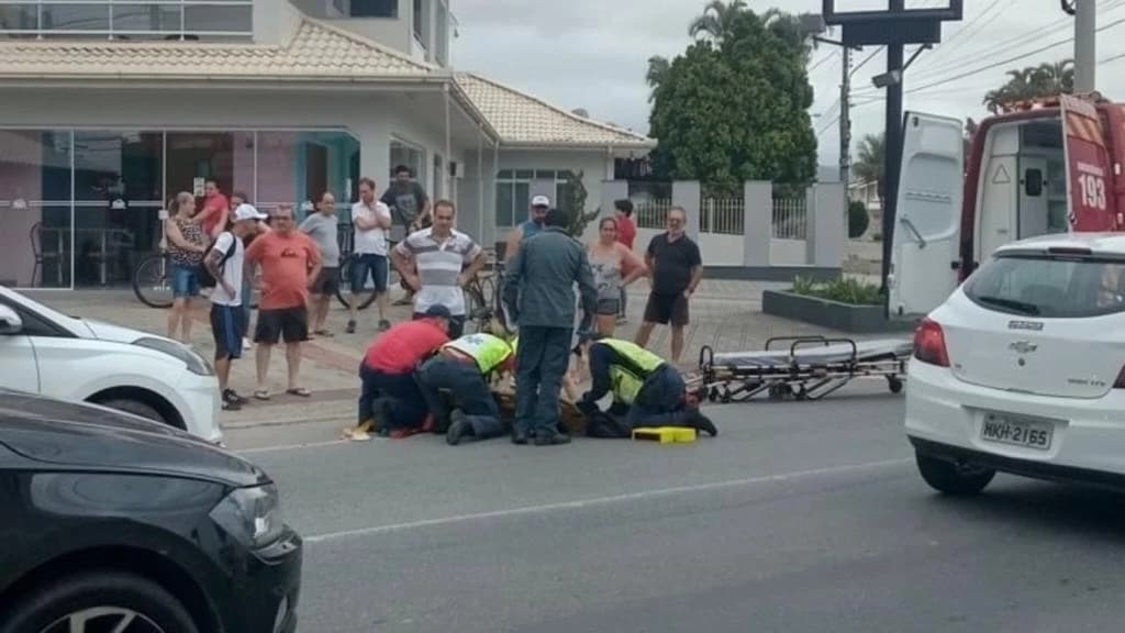 Motociclista fica ferido após colisão contra carro em Tijucas