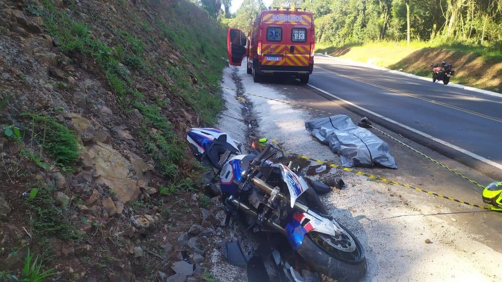 Motociclista morre após perder controle da direção e bater em barranco na BR-282