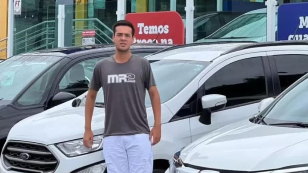 Jovem de 20 anos morre após bater carro contra poste em Joinville