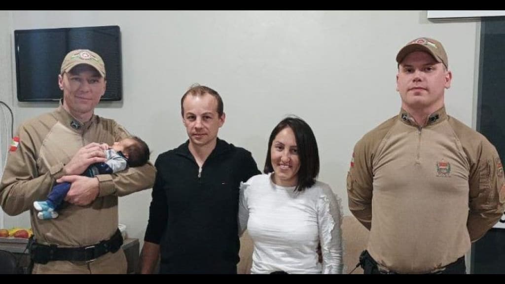 Bebê de 20 dias se engasga e é salvo por policiais militares em SC