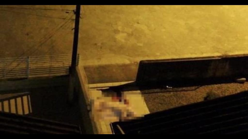 Homem é morto a tiros na frente da esposa e do filho em SC