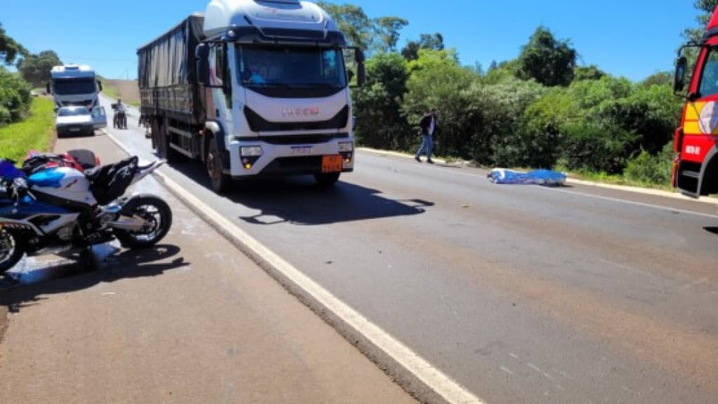 Motociclista morre em grave acidente envolvendo três motos e um caminhão na BR-282