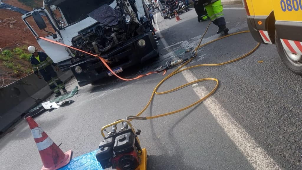 Motorista fica preso nas ferragens após colisão entre dois caminhões na BR-376, entre PR e SC