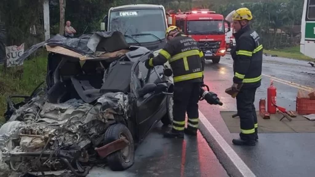Grave acidente entre carro e ônibus deixa morto na SC-421
