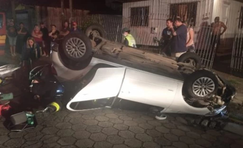 Carro capota e motorista é socorrido pelo porta-malas em Camboriú