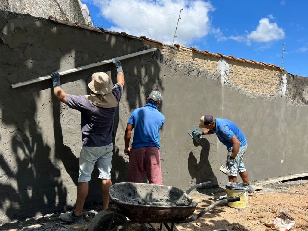 Apenados do PRT trabalham em obras públicas de Canelinha