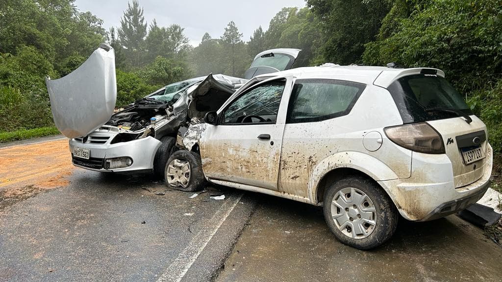 Condutora morre após colisão frontal entre dois veículos na BR-282