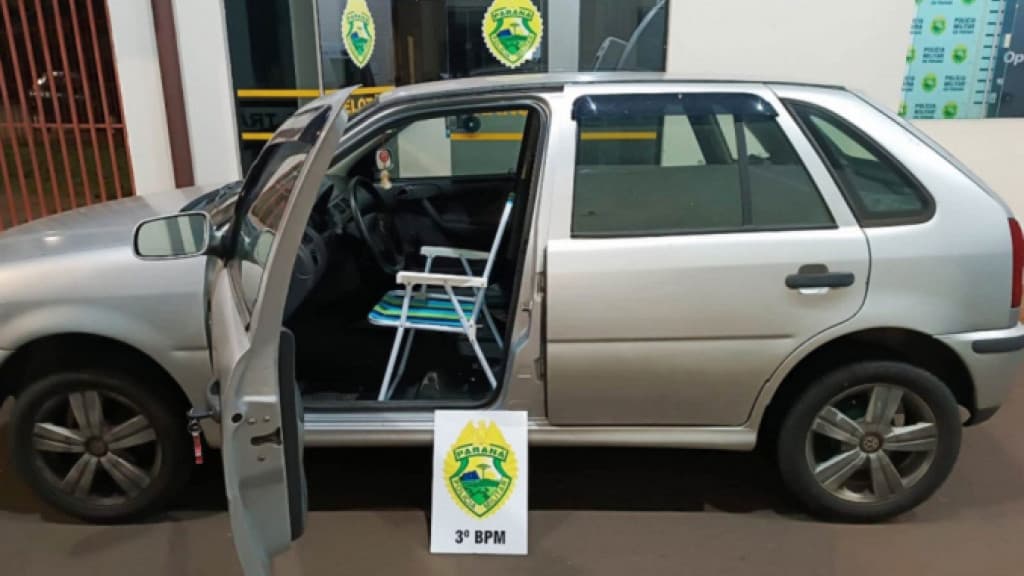 Homem é preso dirigindo carro com cadeira de praia no lugar do banco de motorista
